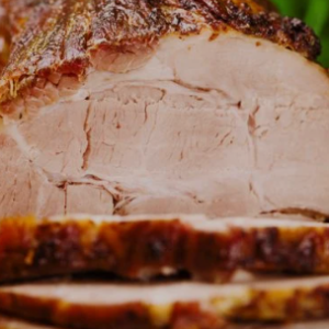 Pernil Assado Fatiado (1 kg) | Serve 4 Pessoas com Sachê de Molho de Frutas Secas
