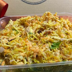 Salpicão Clássico Premium (500g) | Frango Desfiado, Presunto, Cenoura, Maçã Verde, Uva Passa, Milho e Ervilha com Batata Palha